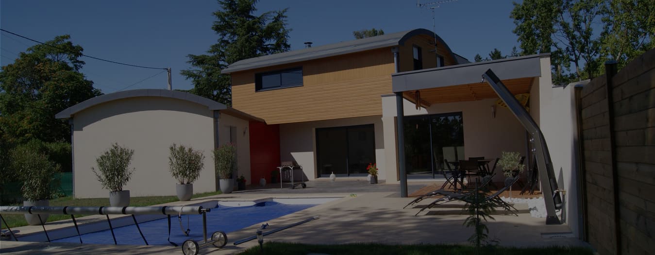 Maison avec piscine construite en bois massif