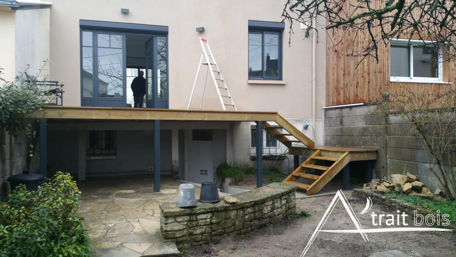 Terrasse en bois avec marches